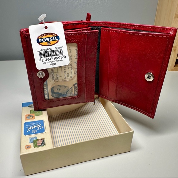 Fossil Red Leather Wallet New in Box - Picture 3 of 11